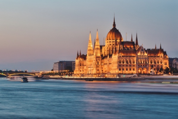 hungarian-parliament-building-7202373_1280.jpg