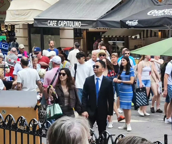 网友偶遇！刘强东章泽天马耳他街头甜蜜牵手_1_热娱趣闻铺_来自小红书网页版.jpg